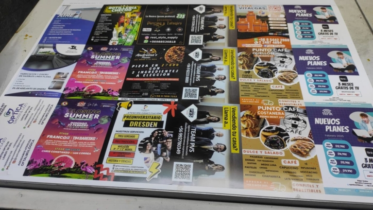Pliego con flyers de distintos clientes antes del corte