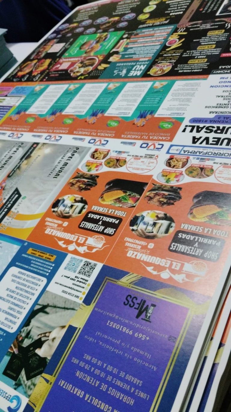 Pliegos impresos con trabajos de distintos clientes