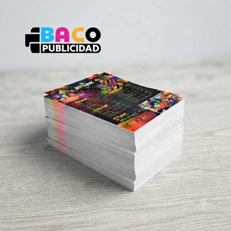 Pila de flyers recién impresos